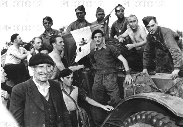 Des français acceuillent des soldats en route vers Paris (France) Août 1944.