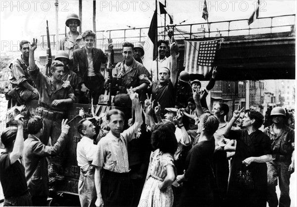 Aux alentours d'Aubagne (France), des membres des F.F.I. font le signe de la Victoire. (29 août 1944).