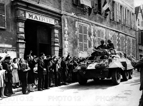 Les habitants de la ville de Chartres (France) libérée acclament un général américain. 17 août 1944
