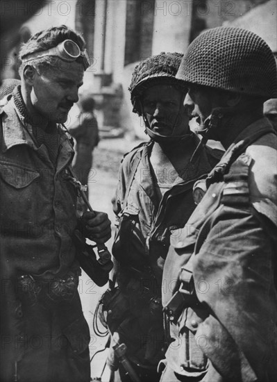 Parachutistes français avant une mission quelque part en France (été 1944)