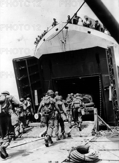 Une unité américaine d'ingénieurs de combat monte dans un navire de débarquement. (Angleterre, juin 1944)