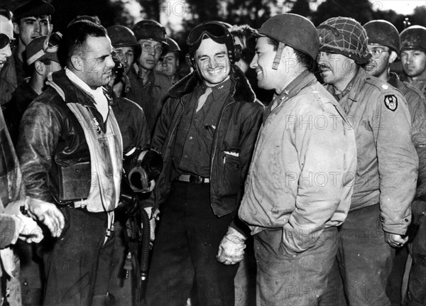 Pilotes des chasseurs-bombardiers US  en Normandie (France) le 7 juin 1944