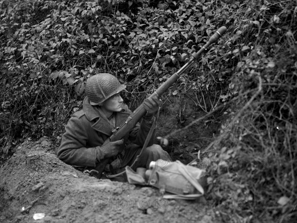 Aux alentours de Stolberg en Allemagne, un soldat américain se prépare à tirer une grenade à fusil 17 novembre 1944.