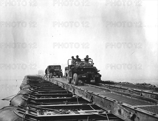 U.S enginneers bridge the Rhine (March 25, 1945)