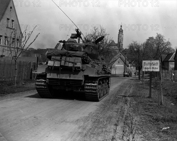 Les chars de la 6e division blindée U.S  entrent dans Buttstadt (Allemagne). 11 avril 1945