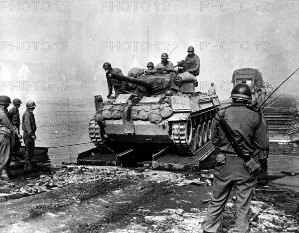Chasseur de chars américain franchissant la Moselle (Allemagne). 15 mars 1945