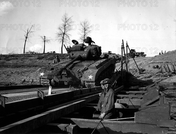 Char américain General Pershing franchissant le Rhin  (Allemagne) 30 mars 1945