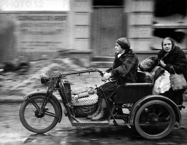 Des allemandes font bon usage d'une petite voiture à moteur à Krefeld (Allemagne) 2 mars 1945