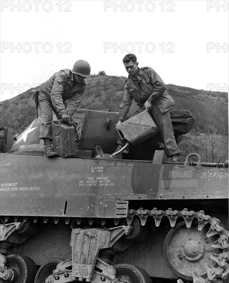 De l'essence pour la IIIe armée US du lieut. gén. Patton à Oberstein (Allemagne). 31 mars 1945