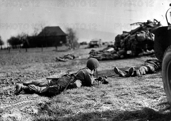 Les troupes aéroportées américaines atterrissent à l'Est du Rhin. (24 mars 1945)