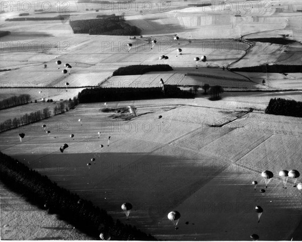 Largage de ravitaillement, munitions et matériel au-dessus des troupes encerclées près de Bastogne en Belgique (26 décembre 1944)