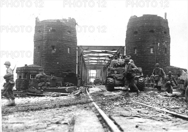 Un char américain arrive sur la rive Est du pont de Remagen sur le Rhin (Allemagne) Mars 1945