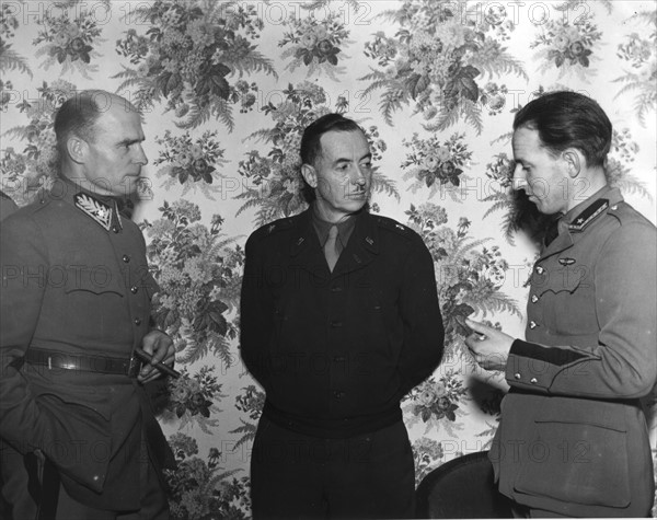 Des officiers supérieurs de l'armée suisse visitent des installations de l'armée US en France (Décembre 1944)