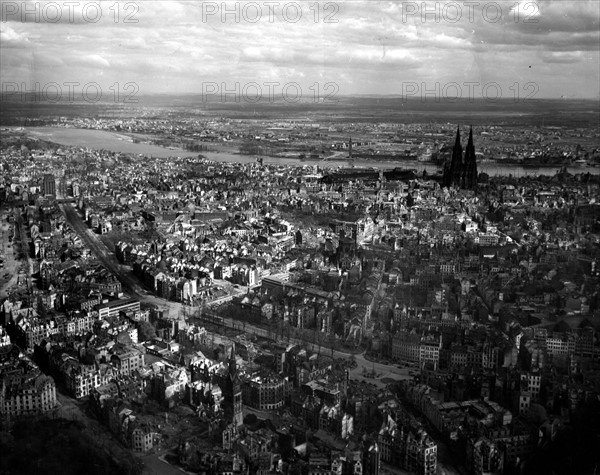 Ville de Cologne détruite par les bombardements (Allemagne). 7 avril 1945