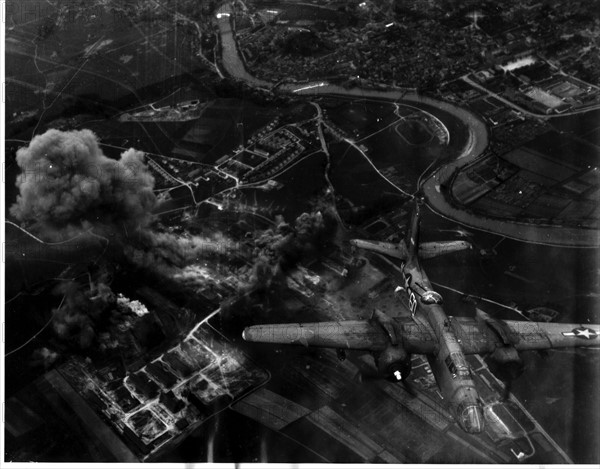 Bombardier léger A-20 Havoc de la 9e U.S Air Force au-dessus de Kempten en Allemagne. 19 avril 1945