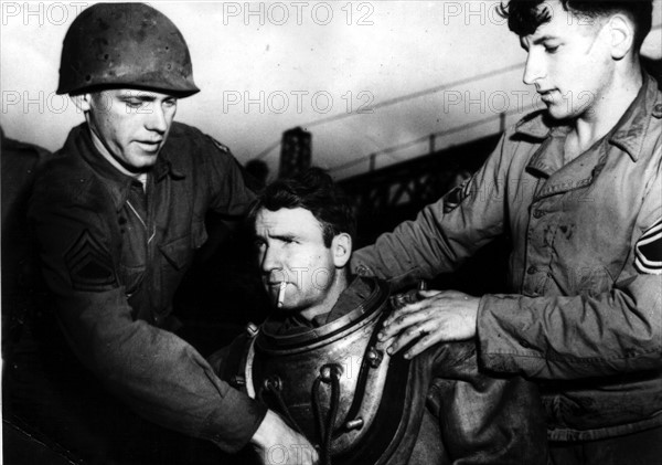 Ingénieur de l'armée US dans le port de Cherbourg (France ) pendant l'été 1944