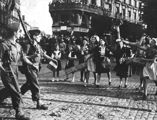 Dijon girls welcome French troops (September 11, 1944)