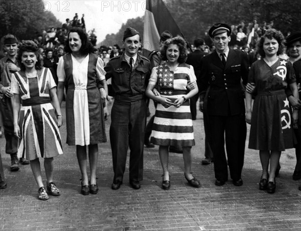 Jeunes françaises à Paris vêtues de robes représentant les drapeaux des Alliés (France, 8 mai 1945)