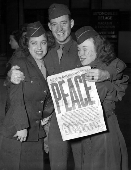 Troupes américaines célébrant à Paris (France) la reddition du Japon. 10 août 1945