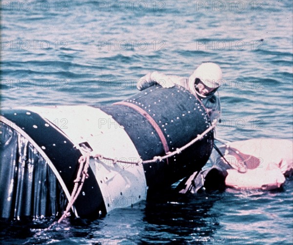 Programme Mercury :  entraînement de la procédure de sortie après amerrissage (1960)