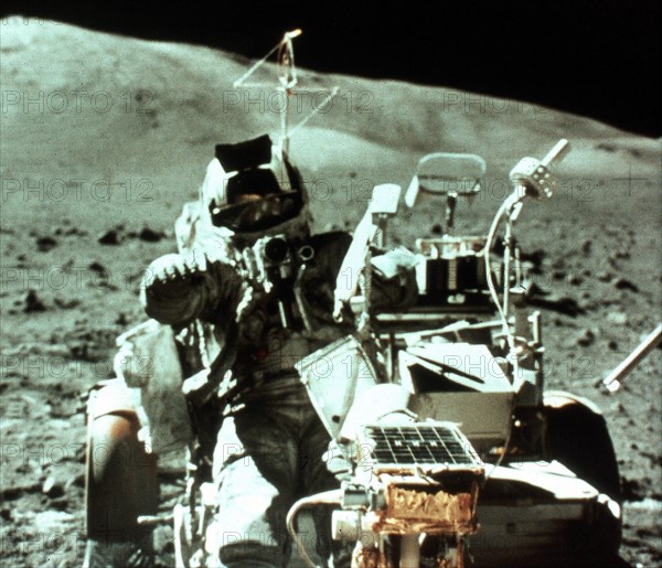 Astronaute H. H. Schmitt assis dans le véhicule lunaire (Apollo XVII) 13 décembre 1972