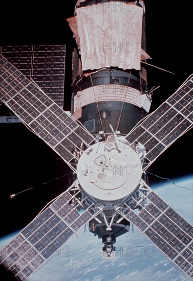 Overhead exterior view of the Space Station (Skylab) from CSM (February 1974)