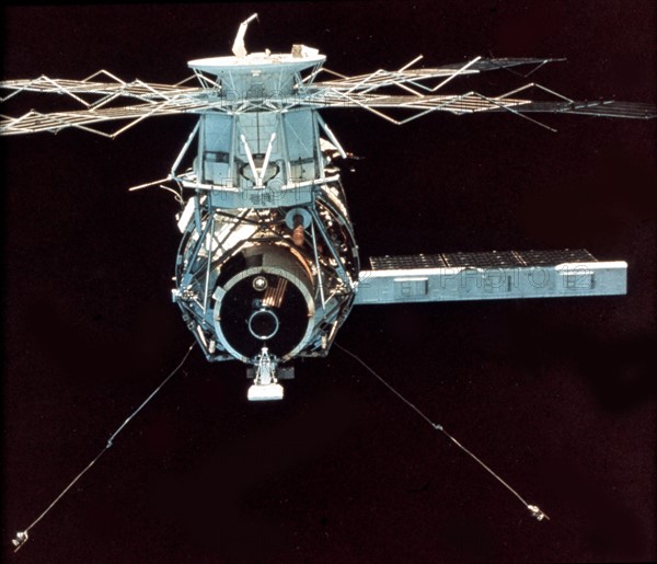 Skylab space station in Earth orbit from C.S.M (February 12, 1974)