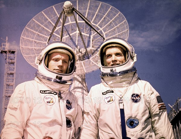 Astronautes de Gemini 8 devant le Centre de contrôle de mission (10 mars 1966)