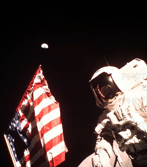Lune, drapeau américain et Terre (Apollo XVII) 12 décembre 1972