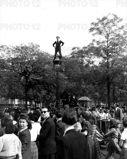 Un marin français, pendant la célébration de la reddition allemande, à Paris.
(8 mai 1945)