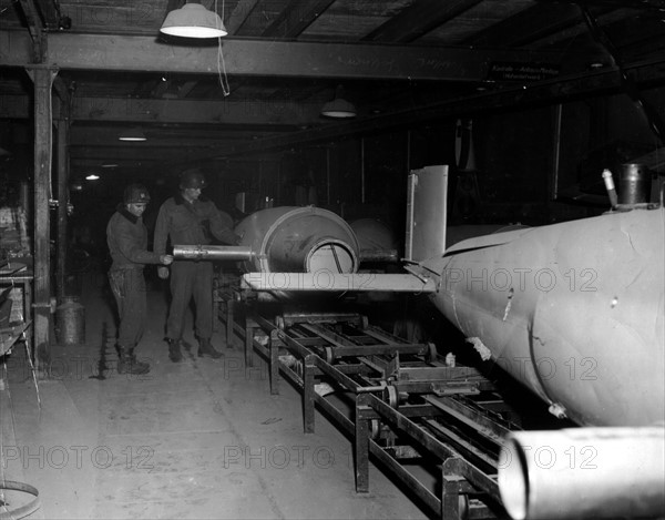 L'U.S. Army s'empare d'une usine secrète de V1 et V2 en Allemagne.
(Printemps 1945)
