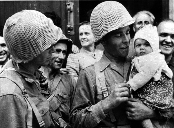 Soldats américains à Bologne, en Italie.
(25 avril 1945)
