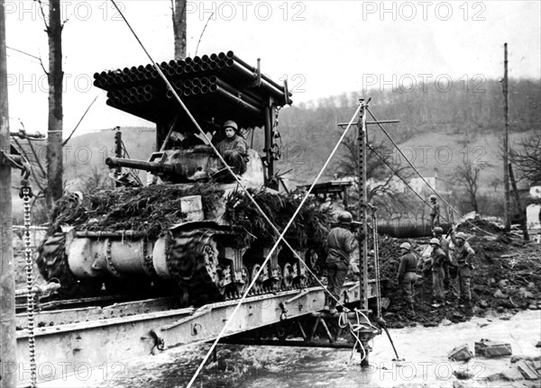 Un char U.S. "Sherman" progresse vers le front, en Allemagne.
(2 mars 1945)