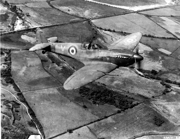 Un "Spitfire" d'un escadron français, en Italie.
(1944)