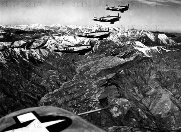 Des chasseurs-bombardiers P-47 "Thunderbolts" survolent la chaîne des Apennins, en Italie.
(12 avril 1945)