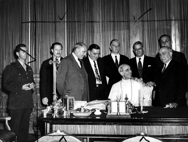 Des membres du Congrès américain en visite officielle au Vatican, photographiés ici autour du pape Pie XII.
(13 septembre 1945)