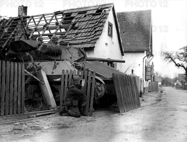 Un char M-10 surveille la route principale de Schiebenhardt, en Allemagne.
(30 décembre 1944)