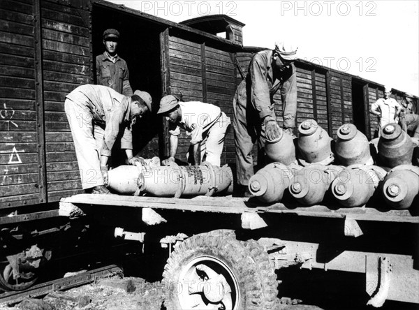 Des soldats américains déchargent des bombes en Chine. (1944)