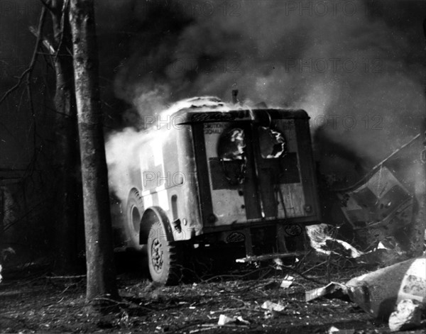 Une ambulance américaine en flammes à Nimègue, aux Pays-Bas. (29 Octobre 1944)