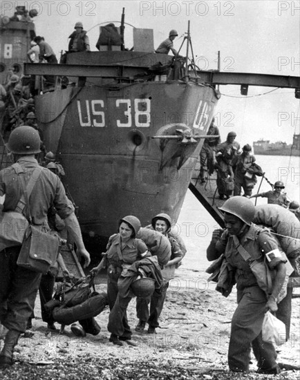 Femmes du corps médical français débarquant dans le sud de la France.
(Août 1944)