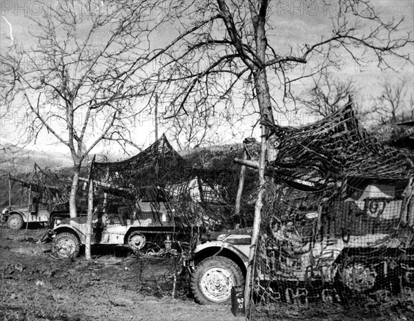 Canons de 75 mm de l'armée britannique, prêts à pilonner les positions allemandes.
(Front de Cassino, 22 février 1944)