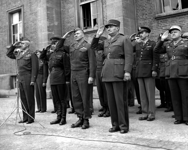 Généraux alliés et officiers d'état-major à Berlin.
(4 juillet 1945)