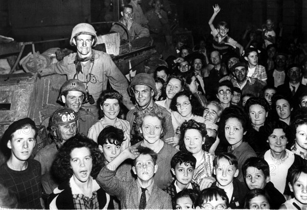 U.S. soldiers cheer in Dreux (France) August 18, 1944