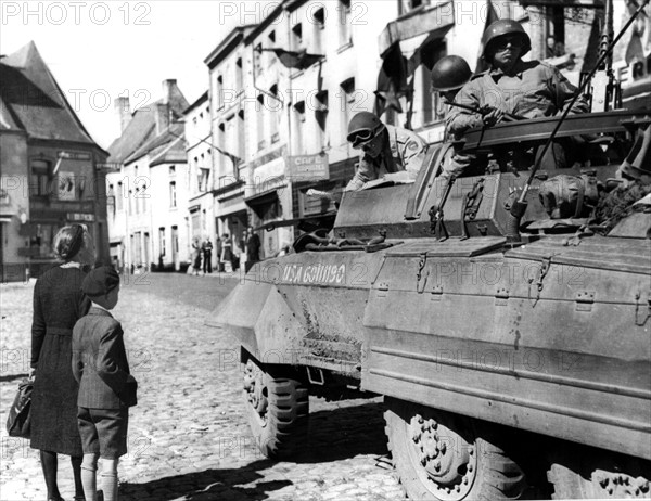 Général américain préparant un plan de bataille, à Beaumont, en Belgique.
(Septembre 1944)