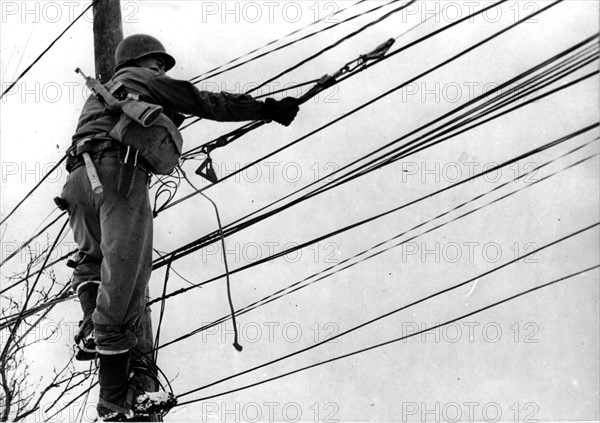 Corps des transmissions U.S. au travail en France.
(Automne 1944)