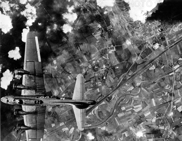 B-17 américain effectuant un raid aérien sur Naples.
(15 juillet 1943)