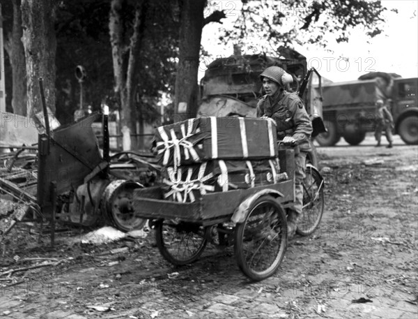 Transports de rations alimentaires à bicyclette, en Hollande. (26 septembre 1944)