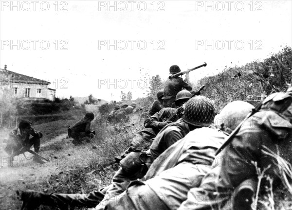 U.S patrol spots German machine gun nest near Lucca (Italy) 1944