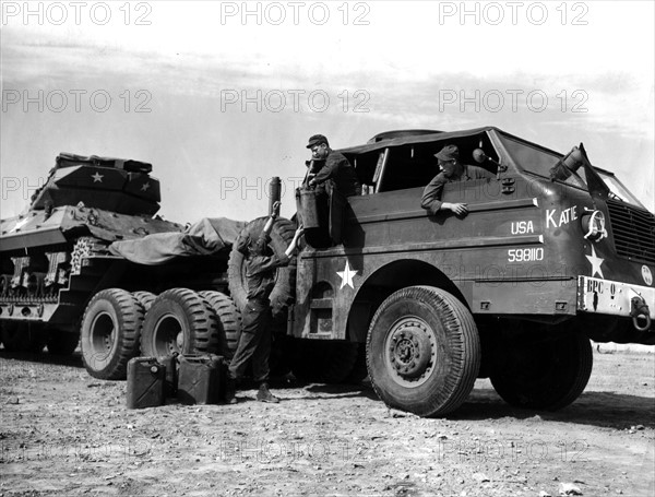 Ravitaillement d'un char remorqueur américain M-25 à Brême, en Allemagne.
(19 juillet 1945)