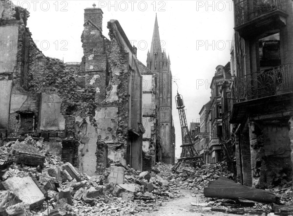 La "tour Eiffel" de Coutances vacille.
(29 juillet 1944)